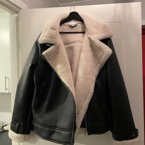 Svart skinnjacka med foder - Otroligt snygg svart skinnjacka med mjukt, ljust foder.  Denna jacka har jag aldrig använt och tänkte returnera men hade gått för lång tid så det gick ej. Storlek 40-42 från märket Topshop. Nypris 1139kr. Köpt från asos hemsida för något år sedan. Passar M-L. Kategori ”tall” 
