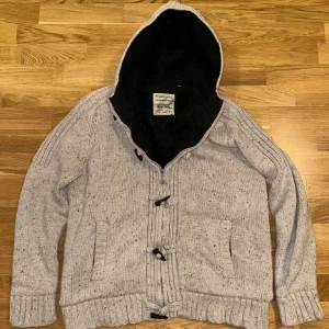 Päls cardigan från Angelo Littico - Stickad cardigan med päls från Angelo Littico. Inuti hela cardiganen så är det päls vilket gör den varm och kan användas som en jacka till våren. Den passar M till L. Bra skick.
