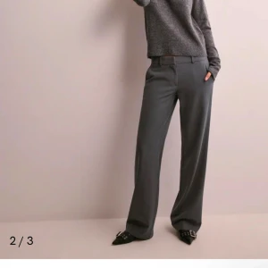 Kostym byxor  - Fina gråa low waist kostymbyxor ifrån Nelly i storlek 32. Nypris : 399kr.