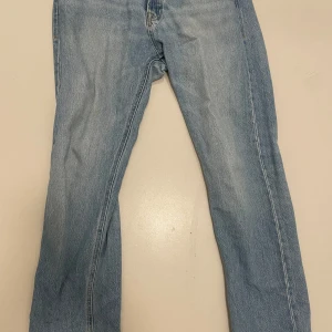 Ljusblå jeans från Jack & Jones - Säljer ett par ljusblå jeans från Jack & Jones, modell Relaxed/Chris. De har en avslappnad passform med klassisk femficksdesign och en bekväm midwaist. Perfekta för en casual look. Dem är i väldigt bra skick bara några tecken på användning. Om du har någon fundering så är det bara att skriva och fråga.