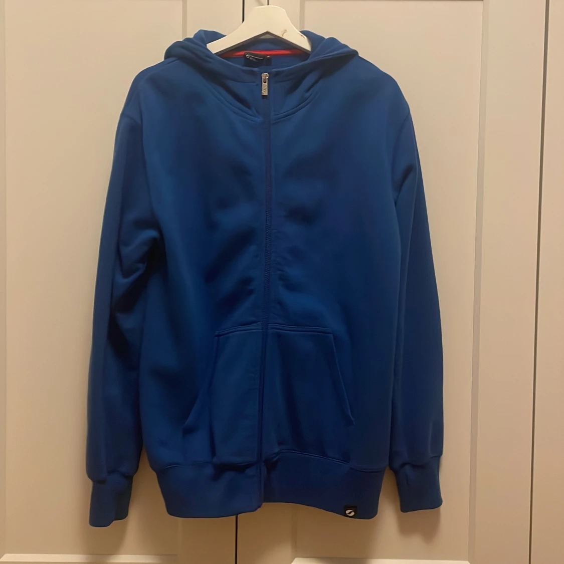 Blå hoodie med dragkedja