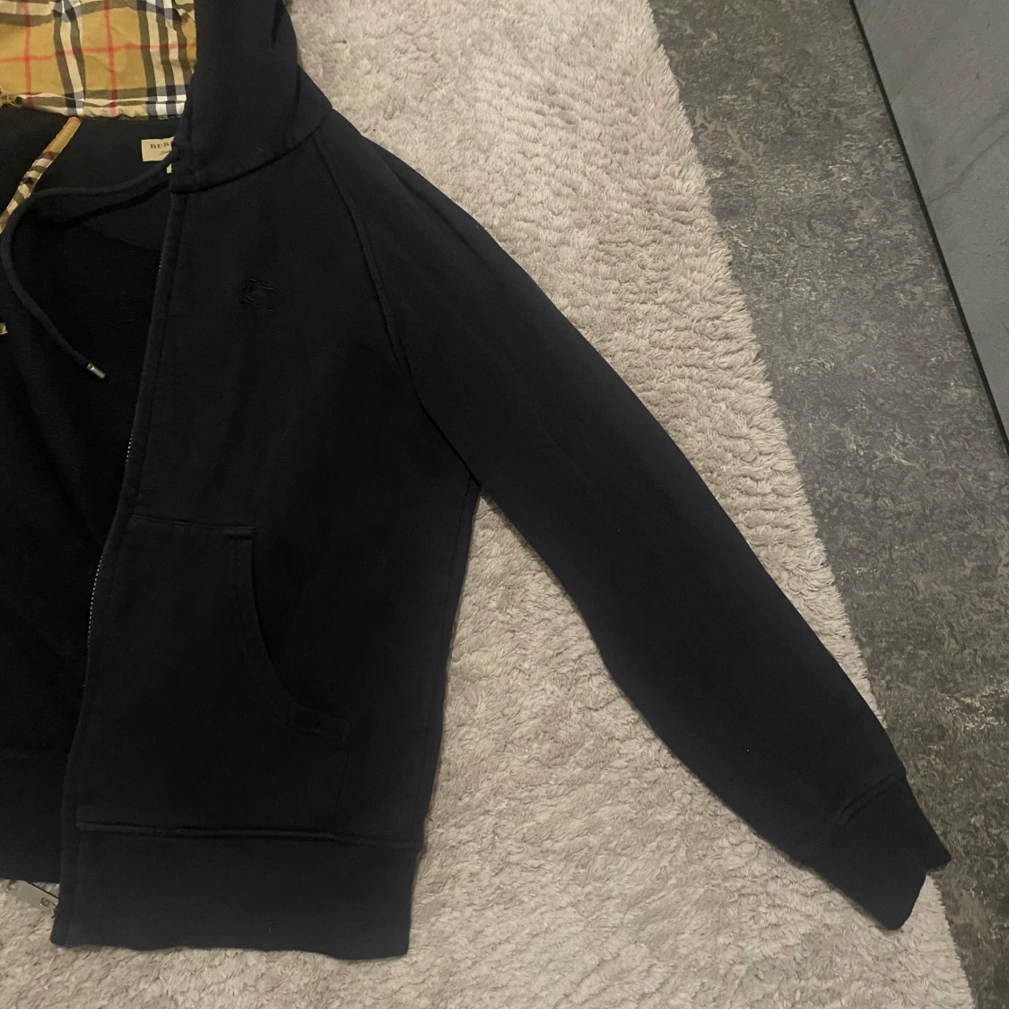 Svart huvtröja med rutig foder - 1