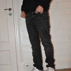 Svarta jeansbyxor - Jack & Jones jeans. Användna cirka 2-3 gånger. Skinny men stretch. Skriv för storlek och andra bilder🤗. Kanske kan sänka priset vid en snabbaffär