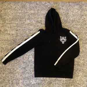 Svart hoodie från Plein Sport - Säljer en svart hoodie från Plein Sport med logga på bröstet och Plein Sport text på ärmarna. 1899:- nypris. Om du önskar ytterligare info eller specifika bilder så är det bara att skriva 🙏