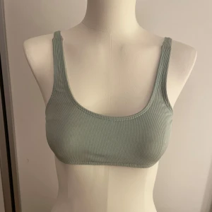 Grön ribbad bikini - Snygg grön ribbad bikini i en stilren design. Den är från shein och är i storlek 134 men funkar på folk som har 146 och under! Lite missfärgad inuti toppen men annars fläckfri på utsidan.