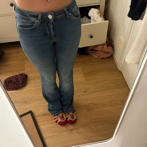 Blå jeans från Only - Snygga blå jeans från Only med en klassisk femficksdesign. De har en tight passform och är tillverkade i ett stretchigt denimtyg för extra komfort. Perfekta för en avslappnad stil.