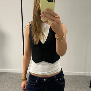 Väst - Svart kort väst från Gina, använd endast en gång🌟