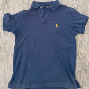 Blå pikétröja från Polo Ralph Lauren - Tjena! Säljer nu denna stilrena Piké från polo ralph lauren. Den är knappt använd och är i bra skick. Tröjan har inga defekter. Nypris 1299 Mitt pris 279. Tveka inte på att kontakta vid frågor!