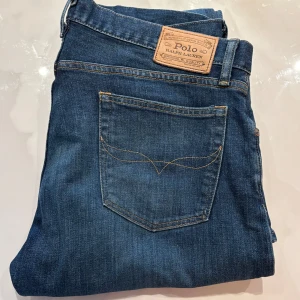 Blå jeans från Polo Ralph Lauren - Snygga blå jeans från Polo Ralph Lauren Jeansen har en rak passform. Mycket bra skick använda varsamt ungefär 5 gånger. Storlek 34/32. Skriv om du har några frågor!😊