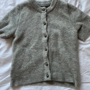 Stickad kortärmad tröja - Jättefin tröja i jättefin skick🥰(tröjan är ljusare i verkligheten)