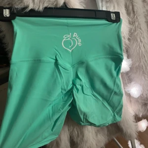 Gröna shorts från Peach Pump - Snygga mintgröna shorts från Peach Pump, perfekta för träning i nytt skick.
