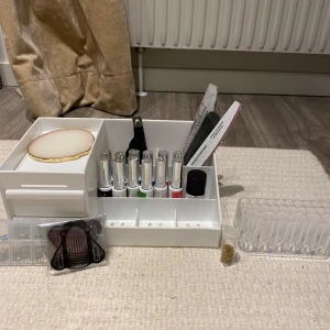 Nagelkit - Säljer ett set med nagellack i olika färger, inklusive neon och pastell, samt en transparent gelé borstar hållare. Inkluderar även en dekorativ platta med guldkant för att ställa nagellack på. Perfekt för att organisera och visa upp din nagellackssamling.