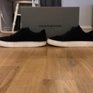 Mörk blåa sneakers från Vagabond ny pris 1300 - Kontakta via köp! Snygga mörk blåa sneakers från Vagabond med vit sula och klassisk snörning. Perfekta för en stilren look och passar till många olika outfits.