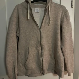 Beige hoodie från Zara - Super snygg trendig zip-hoodie. Använd några gånger. Inga skador eller defekter. Hör av dig vid fler frågor eller intresse! (Kan gå ner i pris vid snabbt köp) 