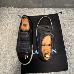 Lanvin skor - Tja säljer dessa tvär feta lanvin skorna i navy blå med glansig captoe i uk 6 men dom passar mig bra som har 42-43 har antagligen töjt uts lite vid min ägo har endast dust ag tillkommer mvh William byte är intressant!
