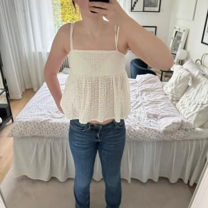 Vit top - En vit sommar top från bikbok i storlek xs. Den är väldigt fin och är i ett bra skick.