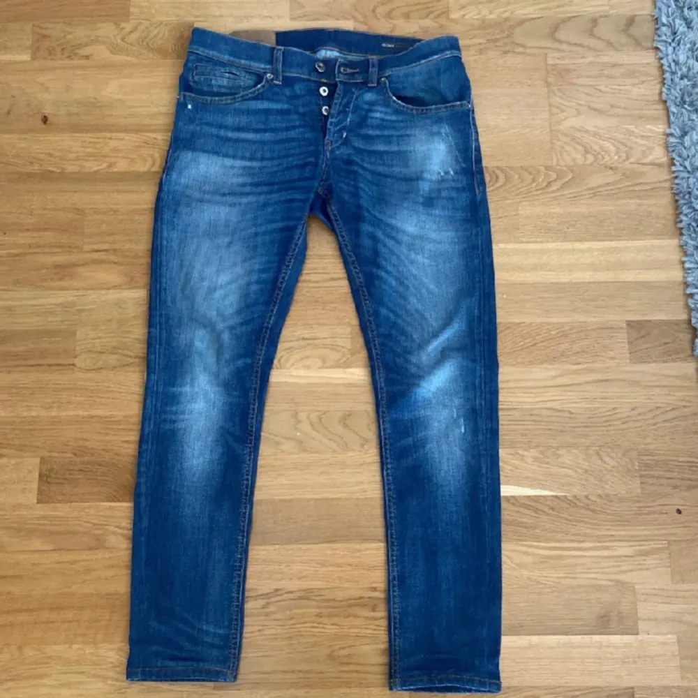 Jeans från Dondup, modell George. Storlek 31. Är uppsydda en aning i byxkanten längst ner, där sömmen gått upp minimalt. Förövrigt inga andra defekter och i väldigt gott skick. Skulle tippa på att de passar någon som är 170 eller kortare som bäst👍😀. Farkut & Housut.