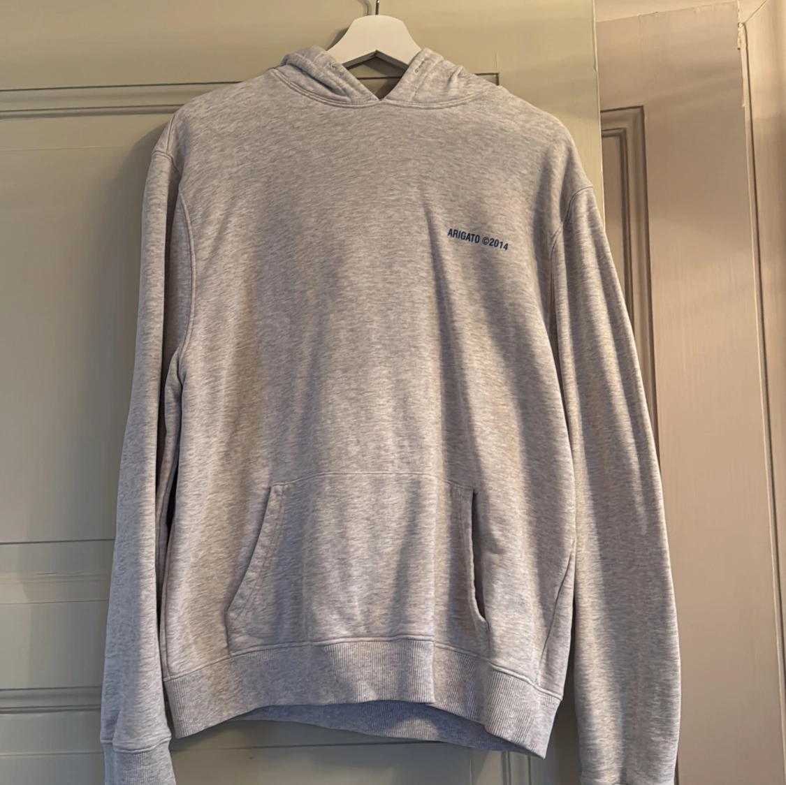 Grå hoodie från Axel Arigato