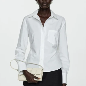 Skjorta - As Nice figursydd skjorta från mango i storlek S från mango! Slutsåld och sitter fint mot kroppen. Ny med prislapp 🙌