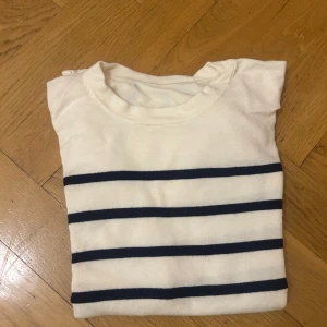 Vit och marinblå randig tröja från Zara! - Säljer denna vita tröja med marinblå ränder. Tröjan har korta ärmar och en rund halsringning. Säljer då den inte kommer till användning! Pris går att diskutera❤️Inga större defekter! Lappen är borta men som sagt köpt på Zara