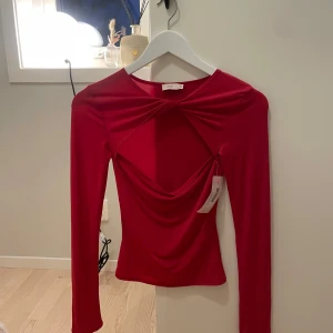 Långärmad topp - Topp ifrån Nelly, helt ny med prislapp kvar.