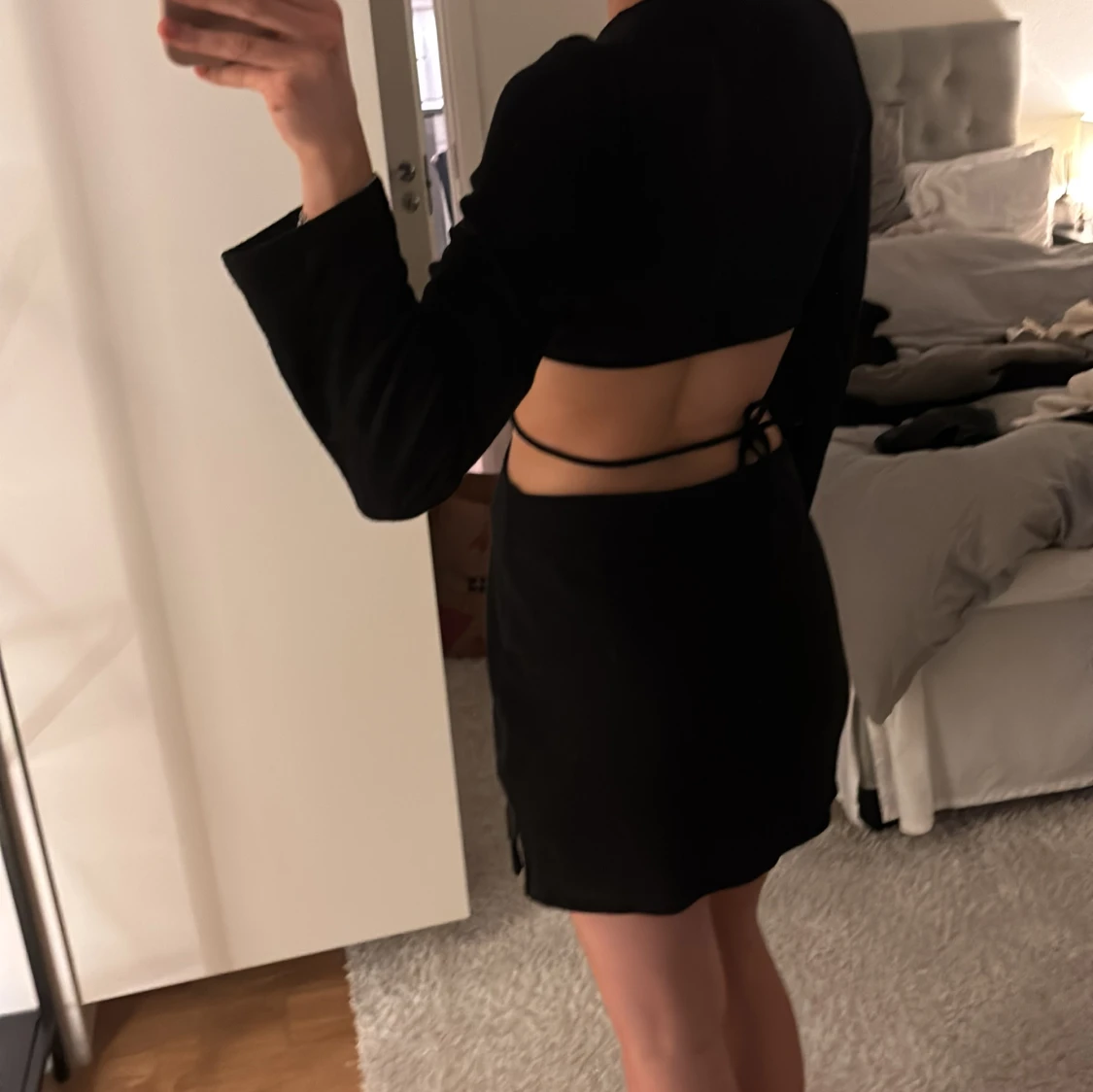 Svart klänning med cut-outs - 90