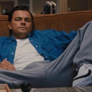 Mörkblå skjorta från 7 Camicie - Snygg mörkblå skjorta från 7 Camicie med klassisk krage och knappar framtill. Perfekt för en stilren look. Skjortan har långa ärmar och är tillverkad i ett bekvämt material. Liknar den Leonardo DiCaprio har på sig när han medverkar i wolf of wall street. Skick 10/10.