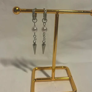 Örhängen  - Fina örhängen väldigt liknande 087 fast i silver. Köp för 129kr/st Eller  229kr/paret. Modell 109 Smyckes ställningen finns även att köpa för 299kr!