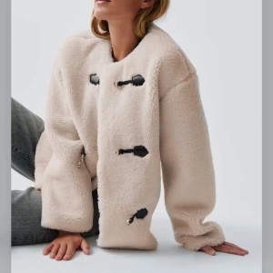Beige Teddy jacka från Gina - Säljer min snygga gina jacka som är slutsåld. Jag inte använt den så mycket vilket gör den nästan oanvänd. 💞😇