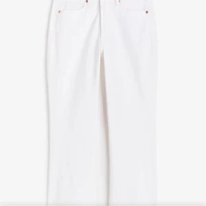 Vita flared high cropped jeans - Hej! Söker dessa jeans!! Kan köpa direkt för det som passar! Slutsålda på hemsidan!! Storlek 40 endast 