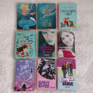 Bokpaket med ungdomsromaner - Säljer ett paket med nio ungdomsromaner, inklusive titlar som 'Kristallstegen', 'Tillbaka till Fortuna', och 'Singla slant'. Perfekt för dig som älskar spännande och känslosamma berättelser. Böckerna har färgglada omslag och varierar i teman från magiska äventyr till vardagliga utmaningar. Passar perfekt för tonåringar som vill försvinna in i olika världar. Böckerna är i nyskick och är olästa. Från rök och djurfritt hem.