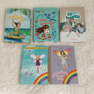 Bokpaket med fem böcker - Säljer ett bokpaket med fem böcker. Titlarna inkluderar 'Surfa lugnt, Jaxx!', 'Allys förvirrade liv', 'Vinterdrömmar', 'Angelica och gänget' och 'Viola och det magiska äventyret'. Perfekt för unga läsare som gillar äventyr och magi. Böckerna har färgglada omslag och varierande teman .Böckerna är i nyskick och olästa. Från rök och djurfritt hem.