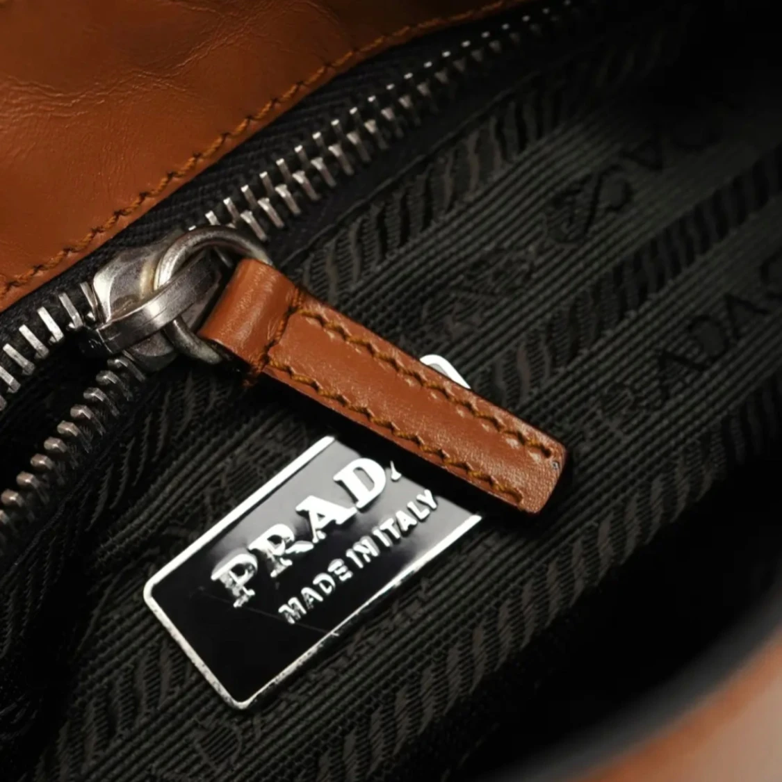 Leopardmönstrad handväska från Prada - 2