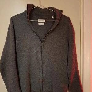 Merinoull tröja  - En merinoull tröja från these glory days den är i väldigt bra skick. Den är i storlek s men passar xs (160-170) den är i färgen mörkgrå. Nypris är 1099kr jag säljer den för 400kr