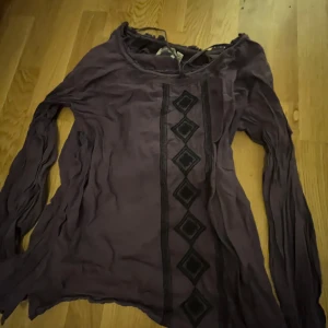 Lila långärmad topp från MyWear - Säljer en lila långärmad topp från MyWear. Jättegullig att ha till en vanlig outfit och i mycket bra skick💓💓