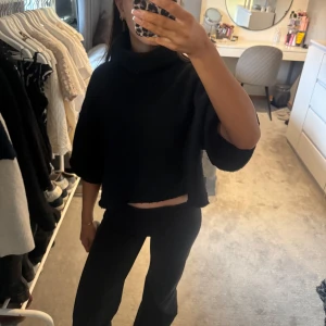 Svart stickad polotröja - Säljer en svart stickad polotröja med korta ärmar