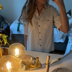 Beige skjorta från Soyaconcept - Snygg beige skjorta från Soyaconcept med knappar och två bröstfickor. Säljer åt min mamma då hon aldrig använder tröjan. 