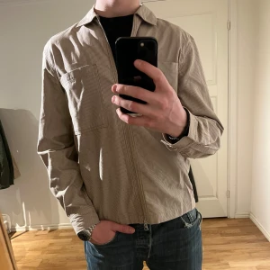 These Glory Days Overshirt  - Säljer denna sjukt snygga These Glory Days Overshirten⭐️ Produkten har inga defekter och är som ny🙌✅ Storleken är M och den sitter riktigt bra🙌🍁Jackan är perfekt nu till våren och passformen är grym👌Tveka inte på att höra av dig vid minsta fråga eller fundering🤝⭐️