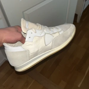 Vita Philippe Model skor - Säljer ett par vita Philippe Model TRPX skor. Det låga priset är pga ingen sko låda och lite slitage på sulan som man inte ser så länge man inte kollar under sulan. Kom med bud vid intresse.
