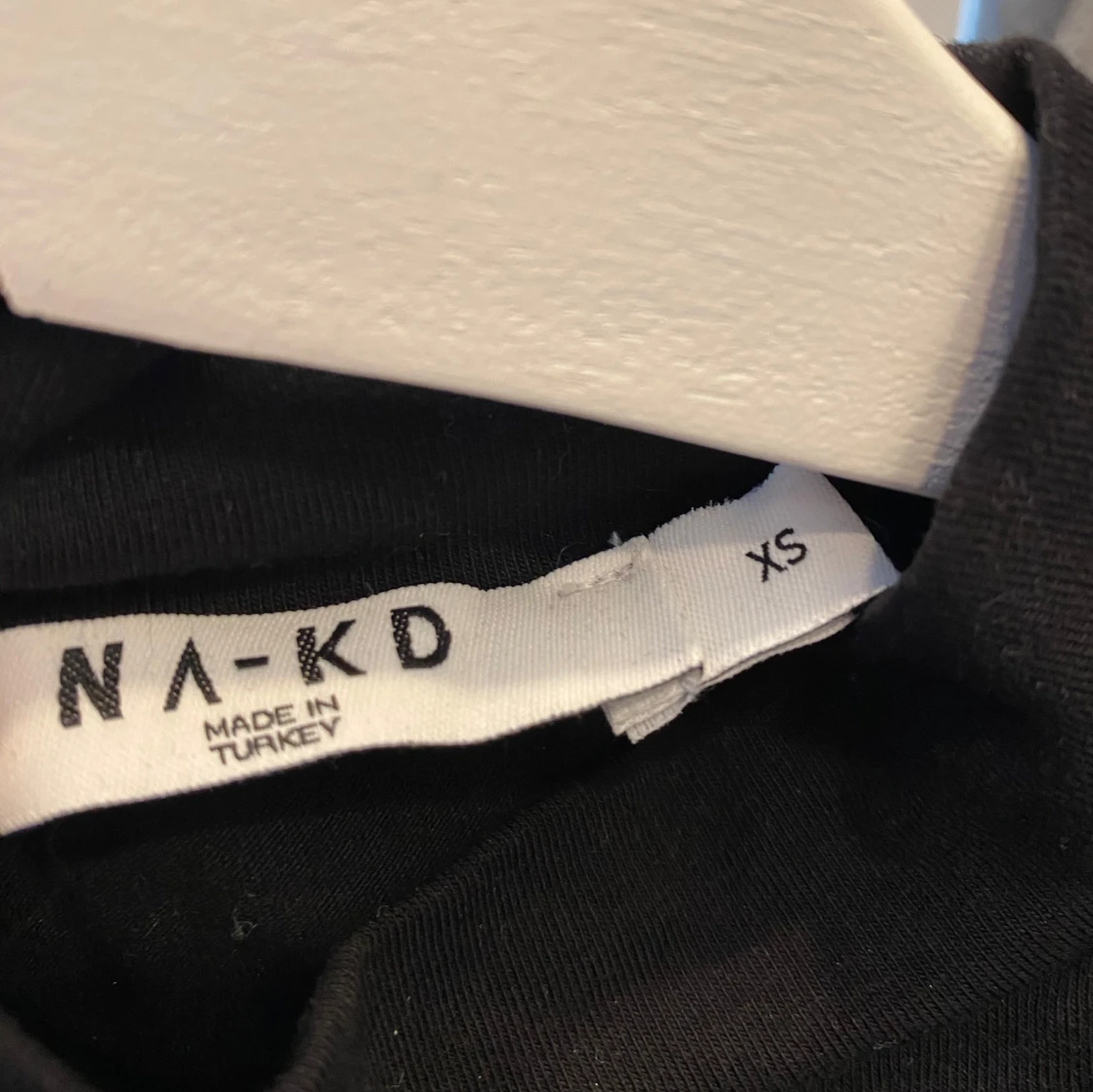 Svart croppad topp från NA-KD - 91