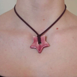 Stjärnformat halsband i keramik - Unikt halsband med en stjärnformad keramisk berlock i rosa nyans. Handgjort av oss - Vivid UF. Om annan färg önskas, beställ i DM. @_vividuf