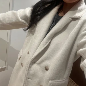 Lång kappa med knappar - Lång kappa från Gina, jätte skön och varm🫶🏼