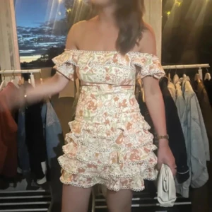 Klänning - Finaste volangklänningen 🥹🩷 inga defekter! köptes för 1600!