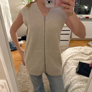 Stickad väst - Så fin stickad väst med zip från COS