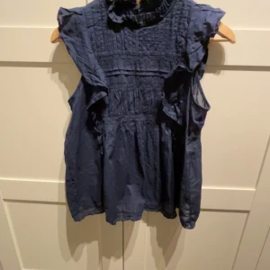 Mörkblå blus från Lindex  - Säljer en jätte fin blus från Lindex. Köpte den i somras och har använts två ggr. Säljer pga att den inte används.