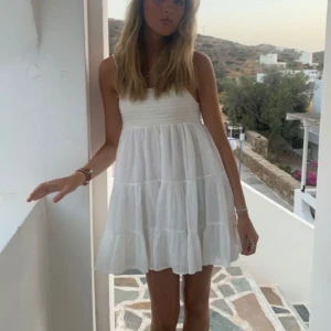 Vit sommarklänning - Supersöt klänning, den är helt ny med lappar kvar. Första bilden är en liknande klänning och lite inspo, alltså inte samma!!💕💕 