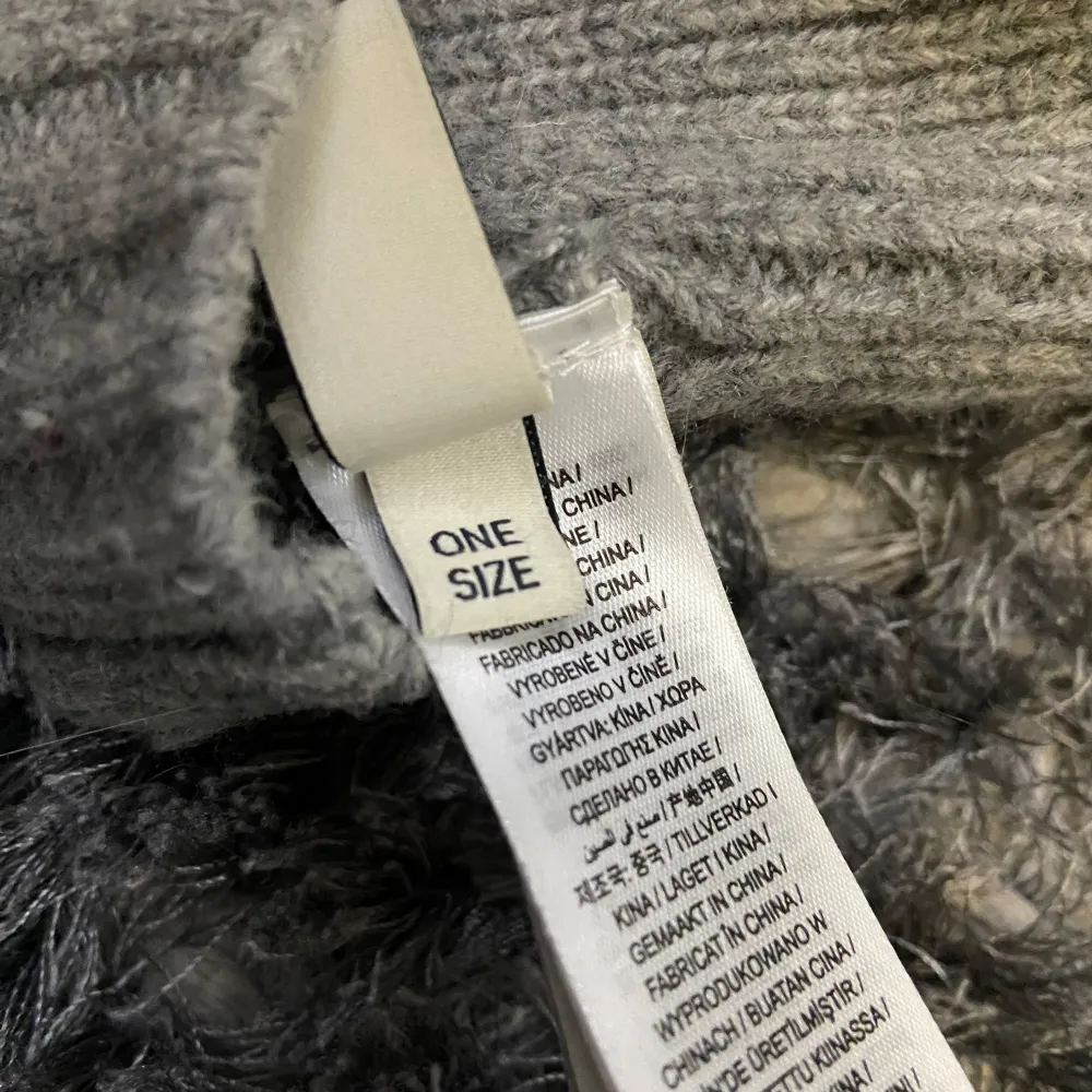 Snygg grå ribbad mössa från GANT, perfekt för kyliga dagar. Tillverkad i mjukt material med en liten logga framtill. En stilren accessoar som passar till det mesta. Pris kan diskuteras vid snabb affär.. Asusteet.