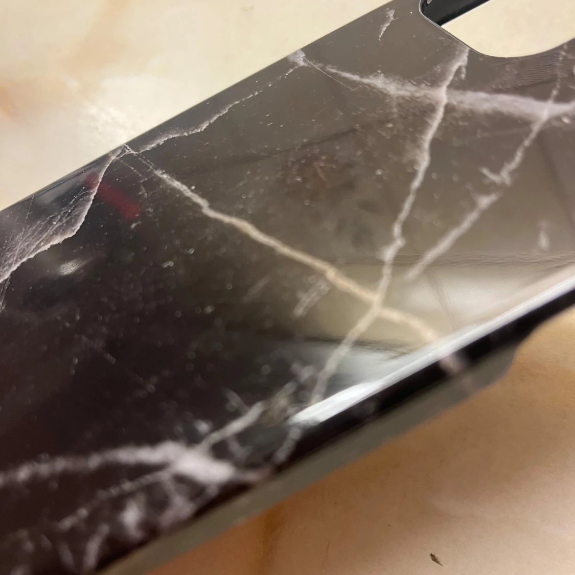 Svart marmorerat mobilskal från Ideal of Sweden - 90