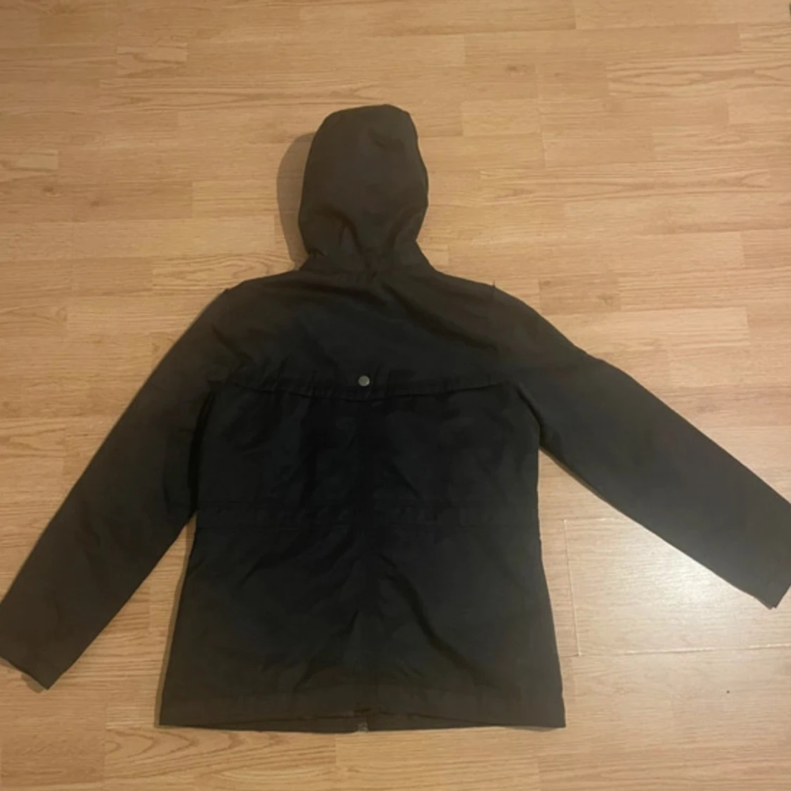 Svart jacka med huva från Reitmans - 1