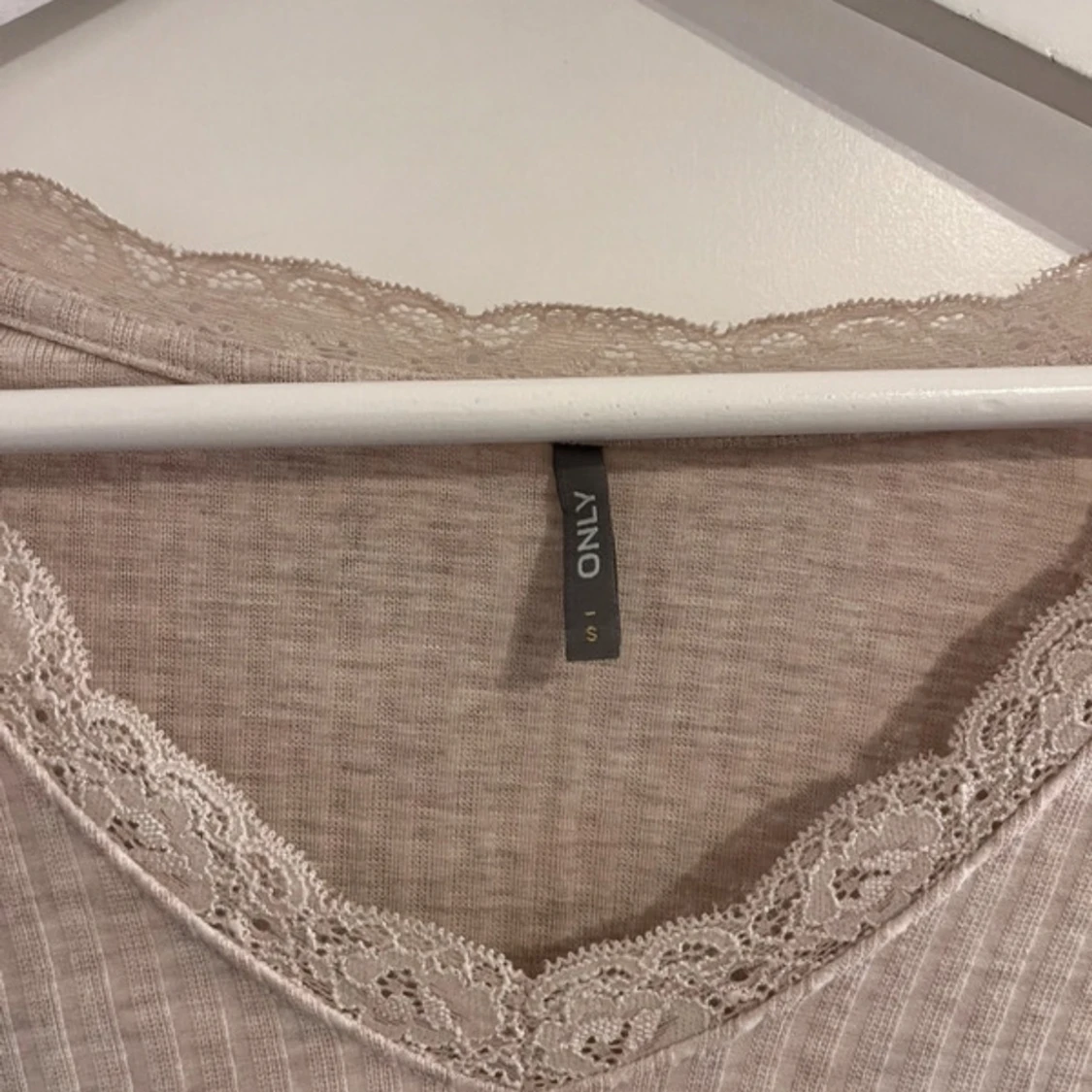 Beige ribbad långärmad topp  - 3